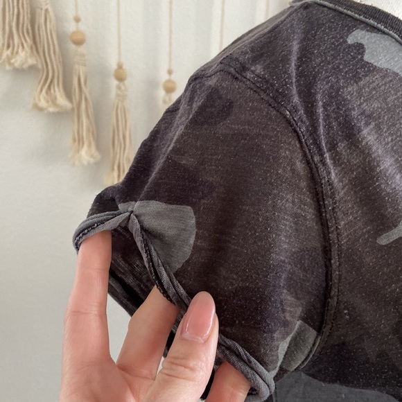 Free People FREE WITH ANY PURCHASE camo tee shirt sleeve camouflage top medium - Picture 3 of 14